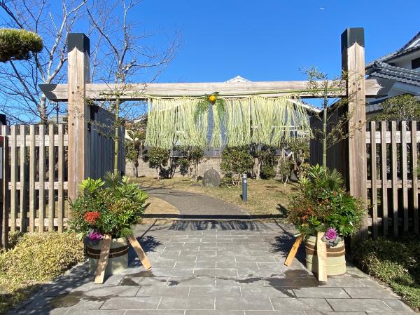 都城島津邸冠木門の正月飾り
