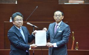 政策提言書の手交式1