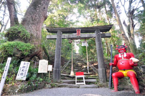 壁のように立ちはだかる階段